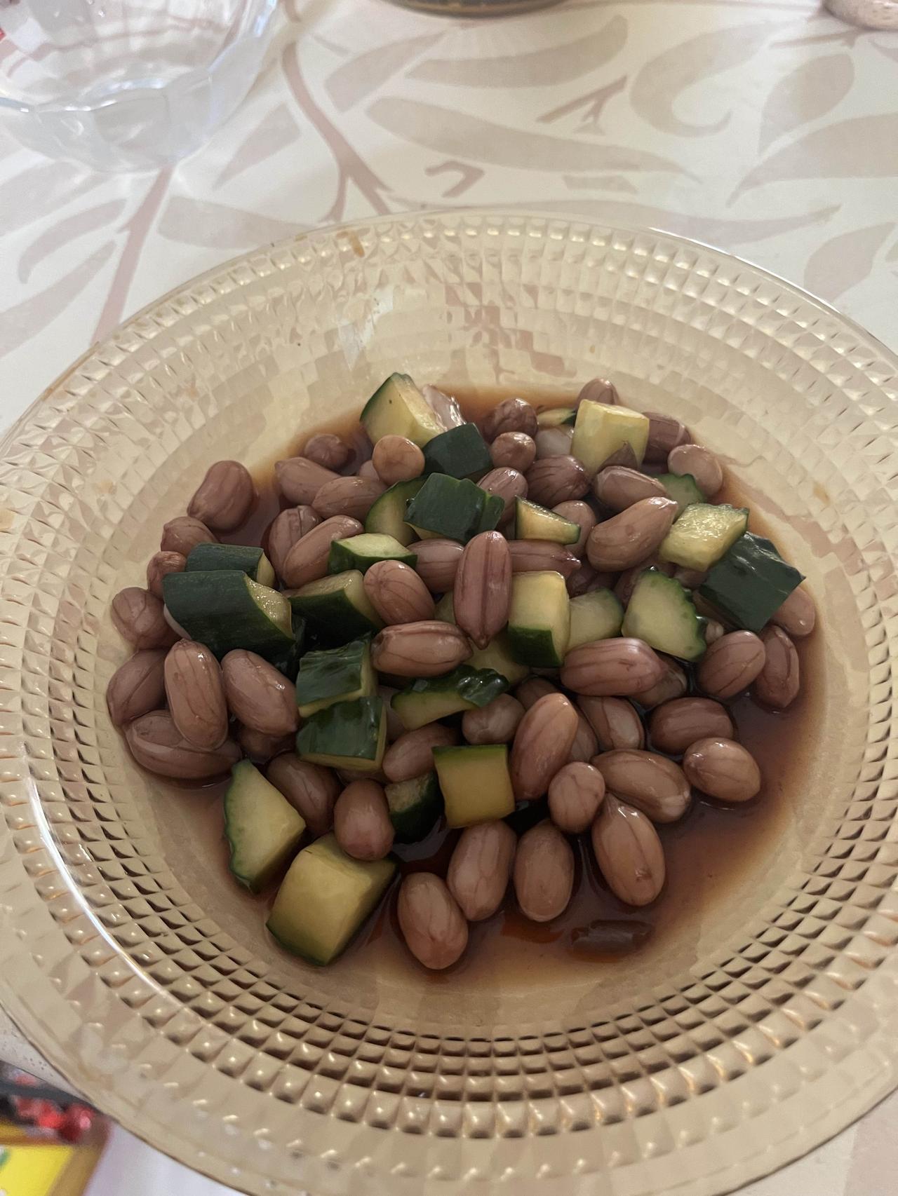 吃着想起拍张图，看看我吃的啥饭

菜：花生拌黄瓜，炒绿甘蓝

主食；𤉋北爪
