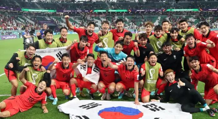 15年前国奥输的那场球，远不止黑哨这么简单
 
这两天韩国足协性贿赂裁判的丑闻，