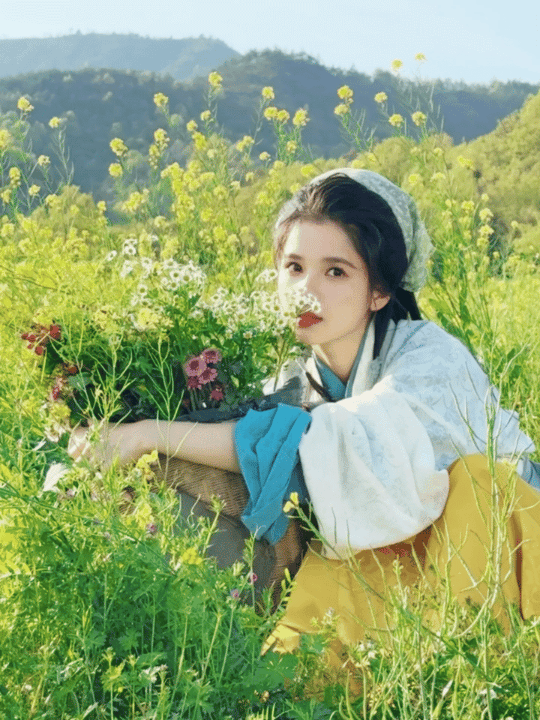 #张婧仪油菜花plog#花芷有种让人像在沐浴阳光的魔力，内心又被治愈一秒🍃 ​