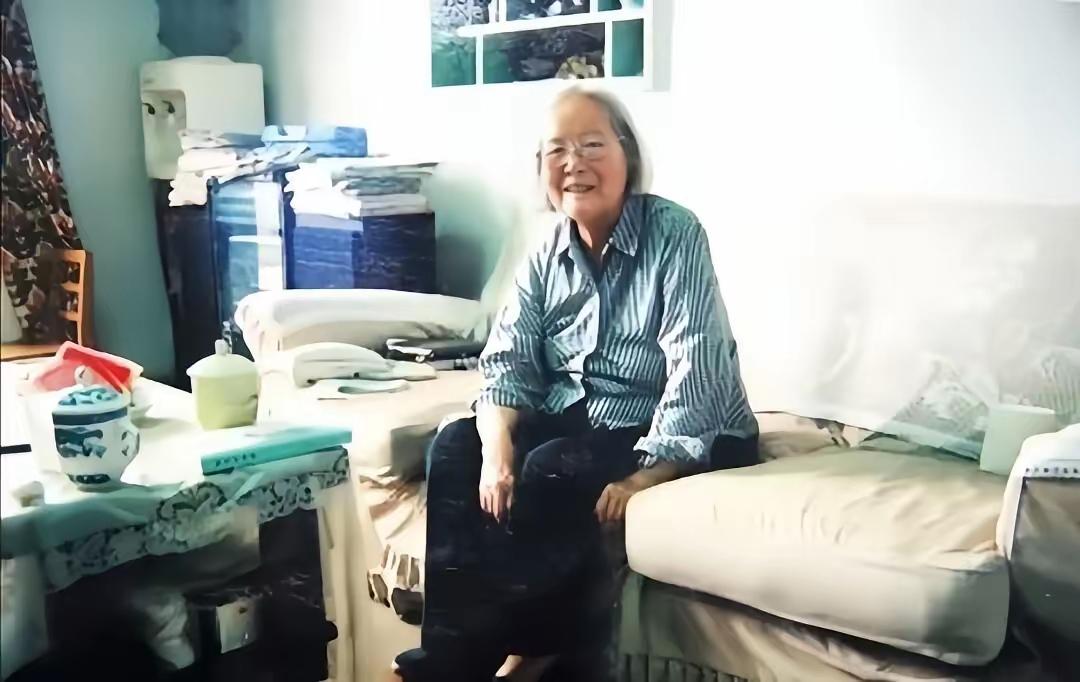 2003年，北京，傅作义长女傅冬菊的晚年留影。镜头下，她安坐在布艺沙发上，一身蓝