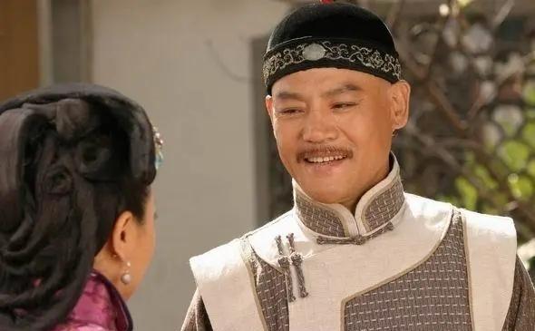 弥留之际胡雪岩叮嘱九姨太：“我死后葬礼上会出现一带铁帽子的男子，你要裁下寿衣一角