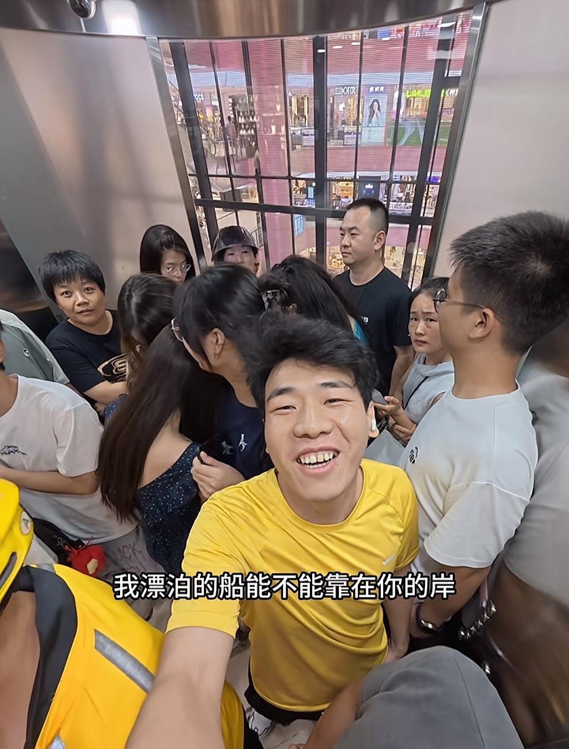 这个人唱火了一首歌，起初我觉得这个人真的是超级社牛，竟然敢在大庭广众之下自信歌唱