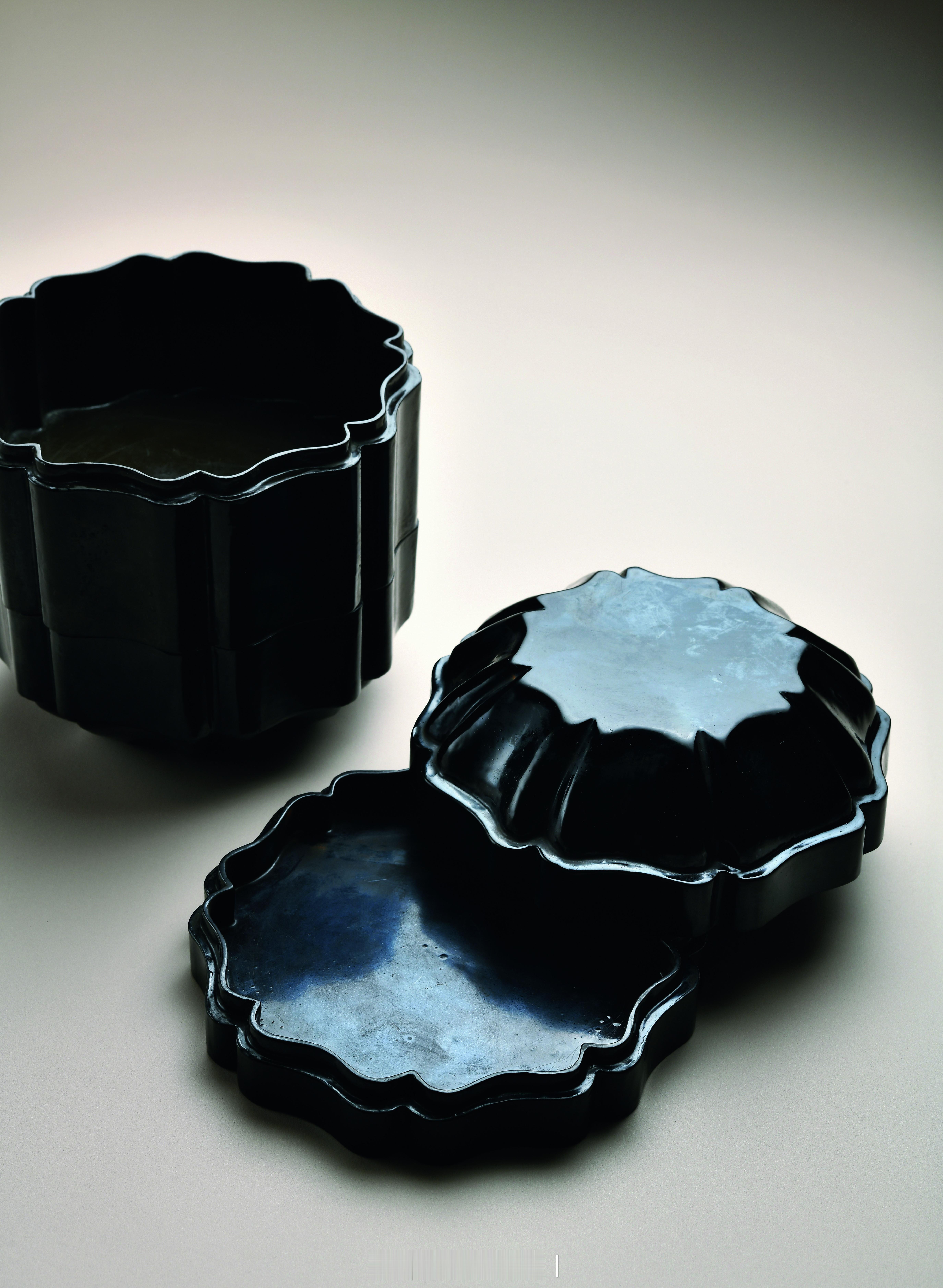 髹饰录 | 元 素漆倭角多层盖盒器作多层盖盒状，木胎，通体髹饰黑色大漆，经各层嵌