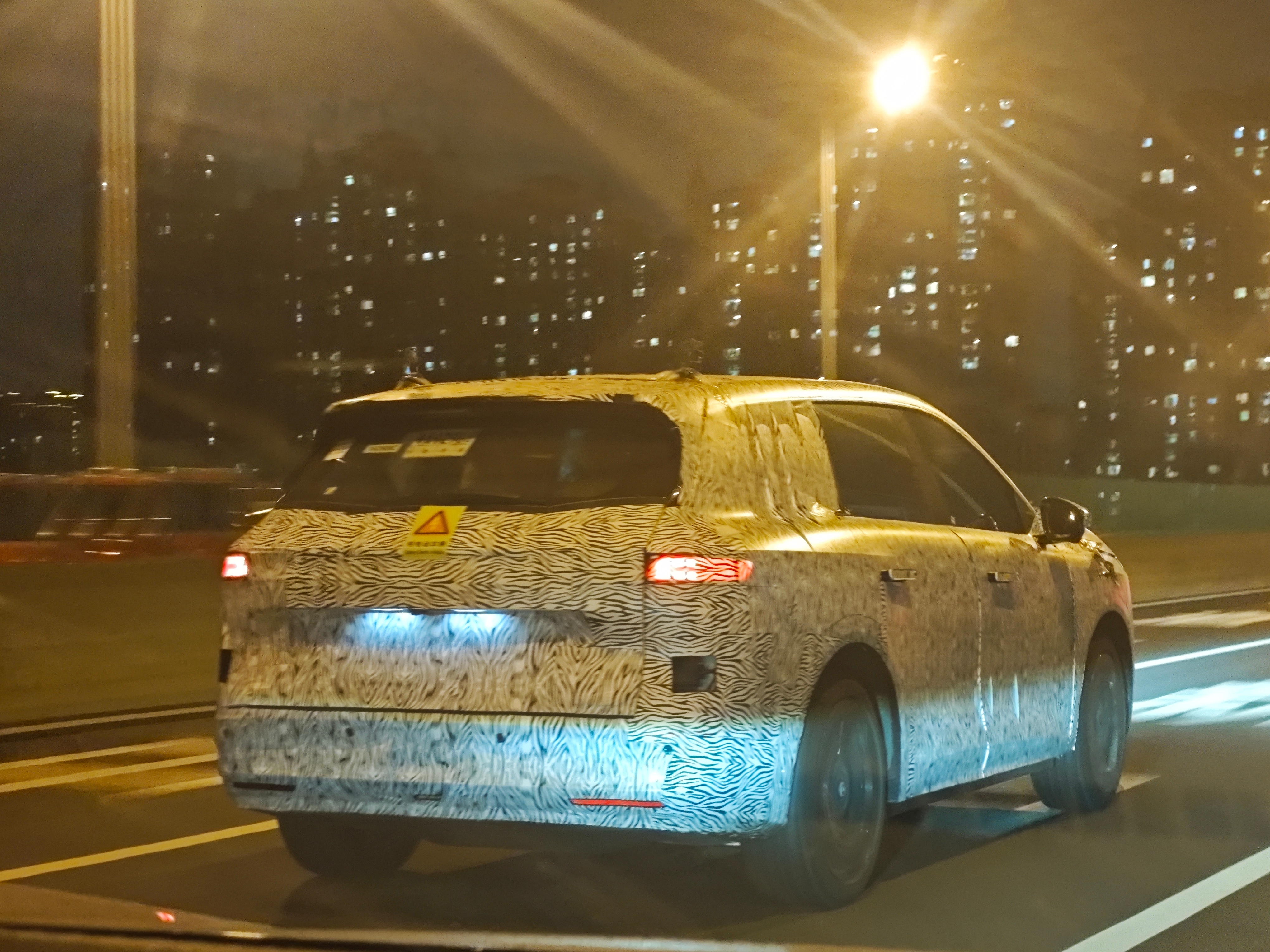 网友路遇测试车，看了半天没看出是啥车。 ​​​