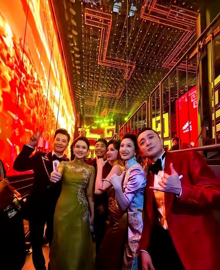 你见过最高级的体面吗？
直播结束，龙洋刚进后台，整个人就抖了起来。
尼格买提一把