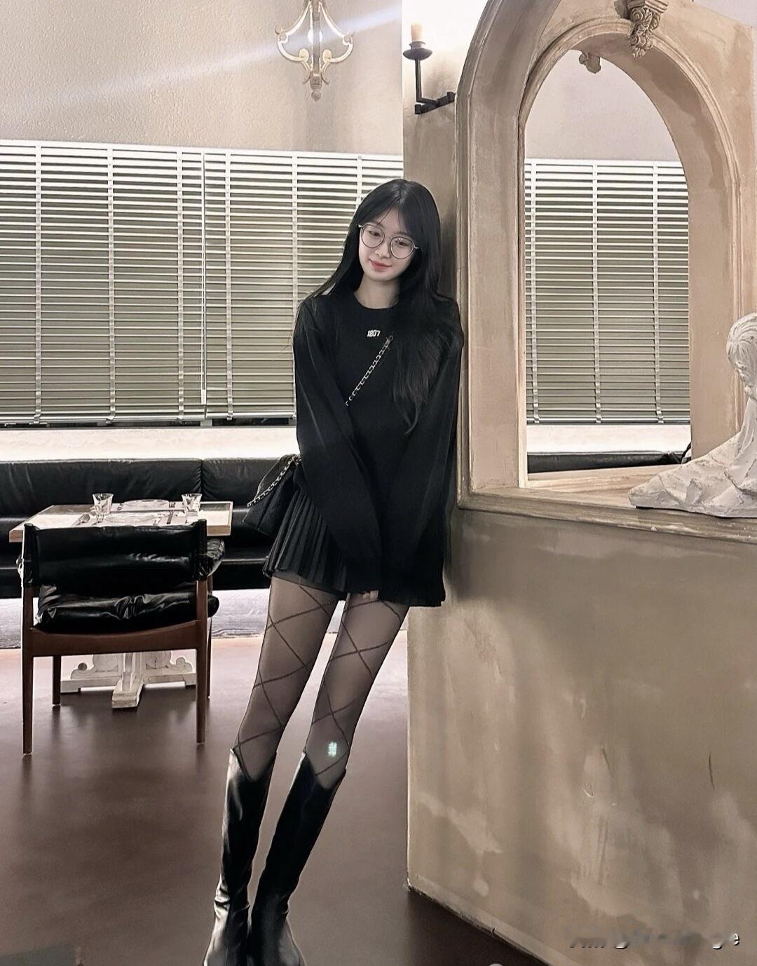 复古咖啡馆的时尚少女，黑白穿搭与优雅环境相得益彰。