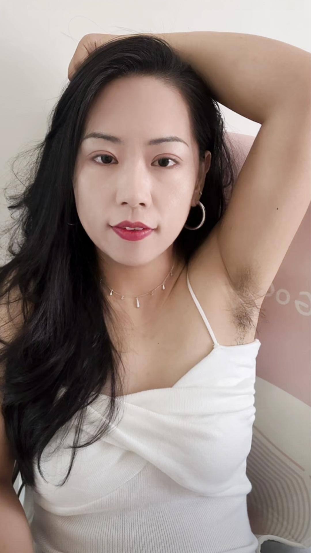 年少不知阿姨好！一撮腋毛，尽显极致魅惑。最近星爷新作功夫女足上映，还没看的一定要