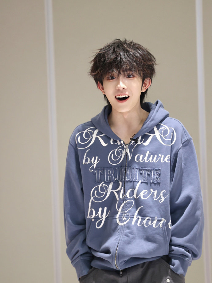 登陆少年光辉时刻拍立得 登陆少年春游 登陆少年光辉时刻拍立得，登陆少年春游啦，快