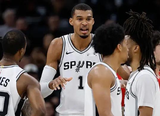 恐怖！文班亚马半场7次盖帽，差1次追平季后赛半场盖帽纪录NBA季后赛，马刺对阵森