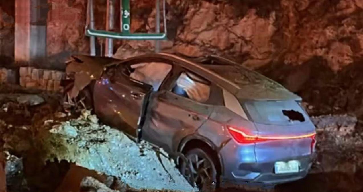 耶路撒冷周边的街道突然传出剧烈爆炸声，导弹在路面炸出深坑，路边一辆正常行驶的比亚