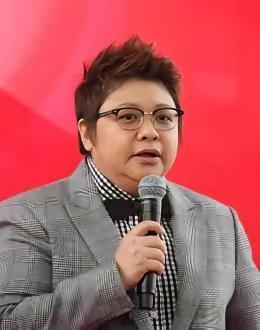 韩红啊韩红，你要真没钱就别捐了吧，
这1000万一捐，你那200多个小孩得勒紧裤