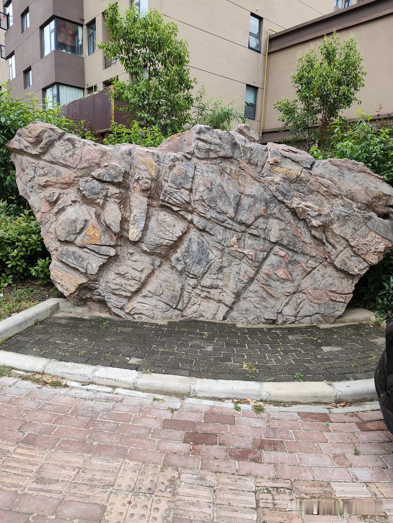 小区里的“天然石雕”，你能看出几个图案？
 
小区楼下这块景观石，我盯了半天，愣