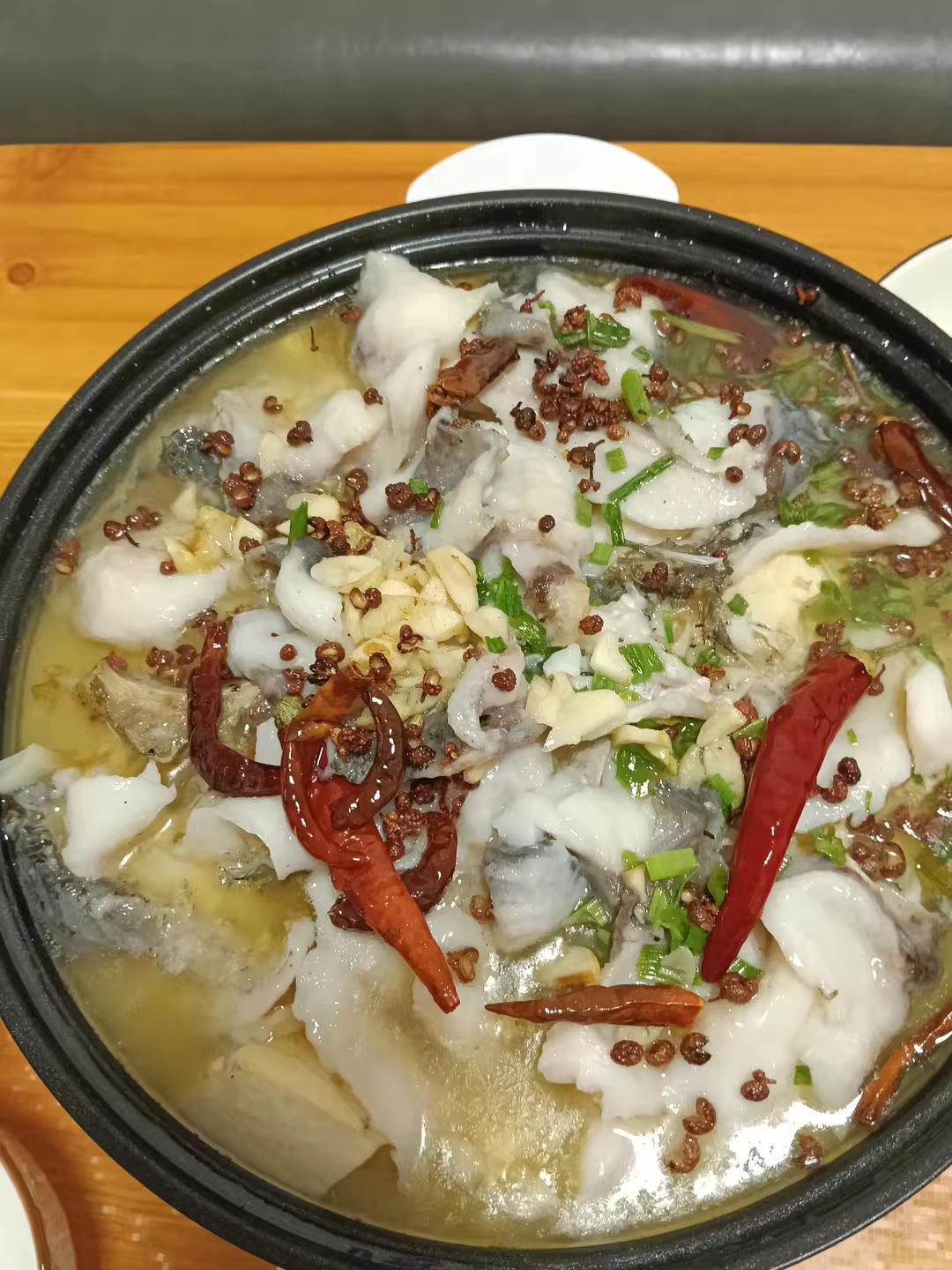 事实上这鱼也不辣
没有红彤彤一片尖椒
可我吃了之后
立马牙龈肿痛
连头也牵扯了疼