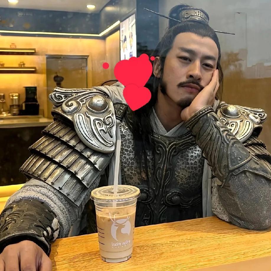 导演高希希说:当初劝何润东演项羽，还是用了点小技巧的！
不是说何润东片酬高
而是