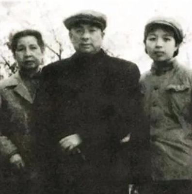 1955年，陶铸未被授予军衔，令人感到疑惑。然而，这并非因为他能力不足，恰恰相反