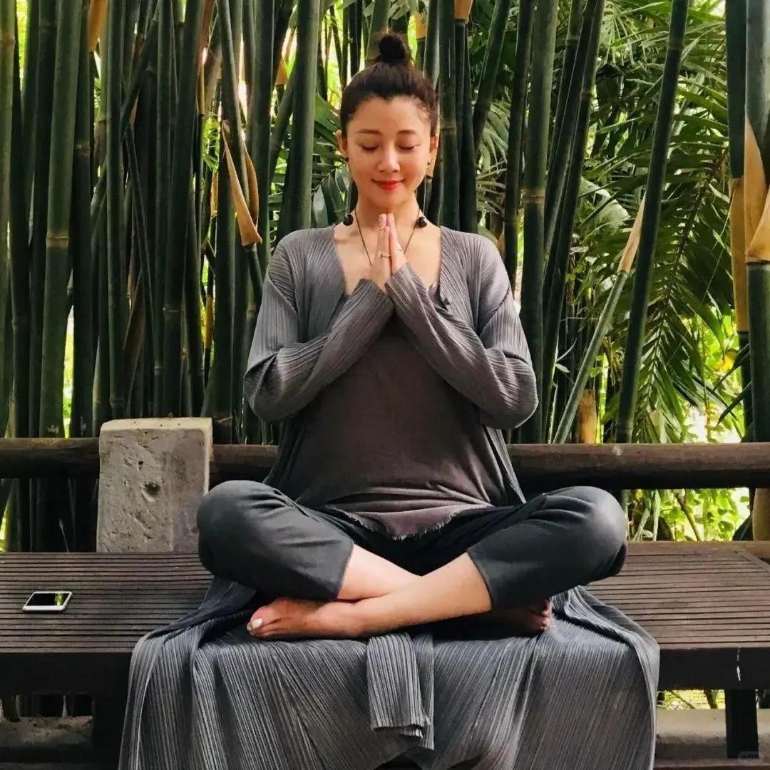 刚翻到殷桃晒的院子，46岁的"国民媳妇"，私下竟把北京那处房子住成了桃源。
要我