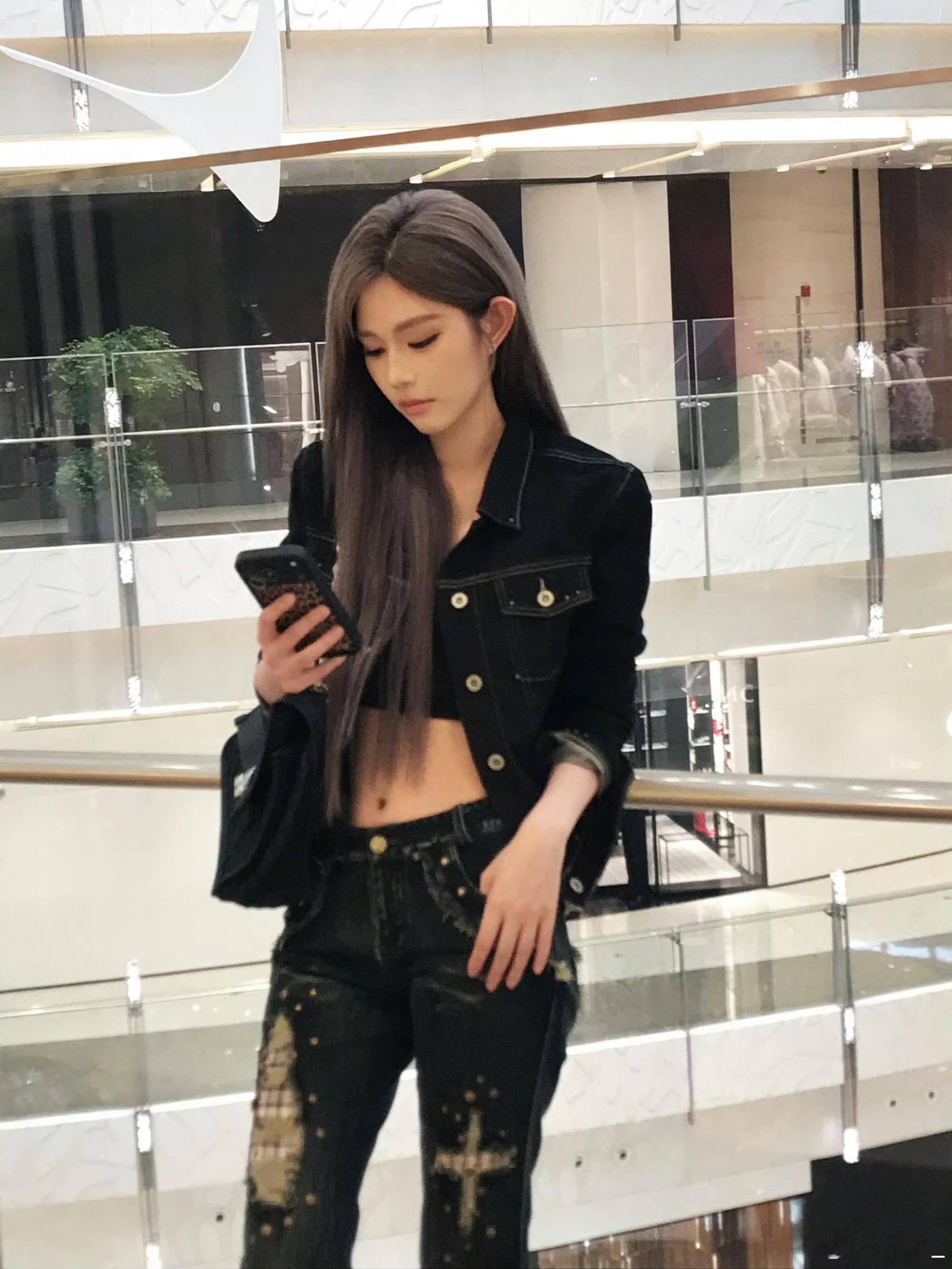 王奕左脸姐感 王奕最新营业🈶左脸侧拍好A姐感满分金直发夕阳下太美了完全姐姐[色