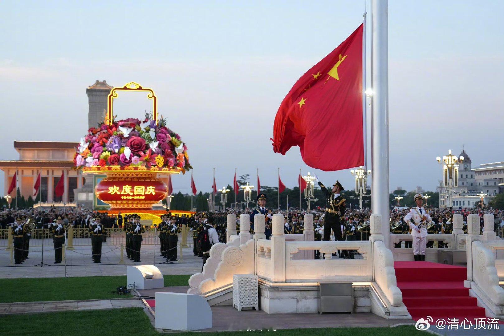 看升旗是中国人专属仪式感这场刻进民族DNA里的仪式感，从凌晨守候的翘首以待，到科