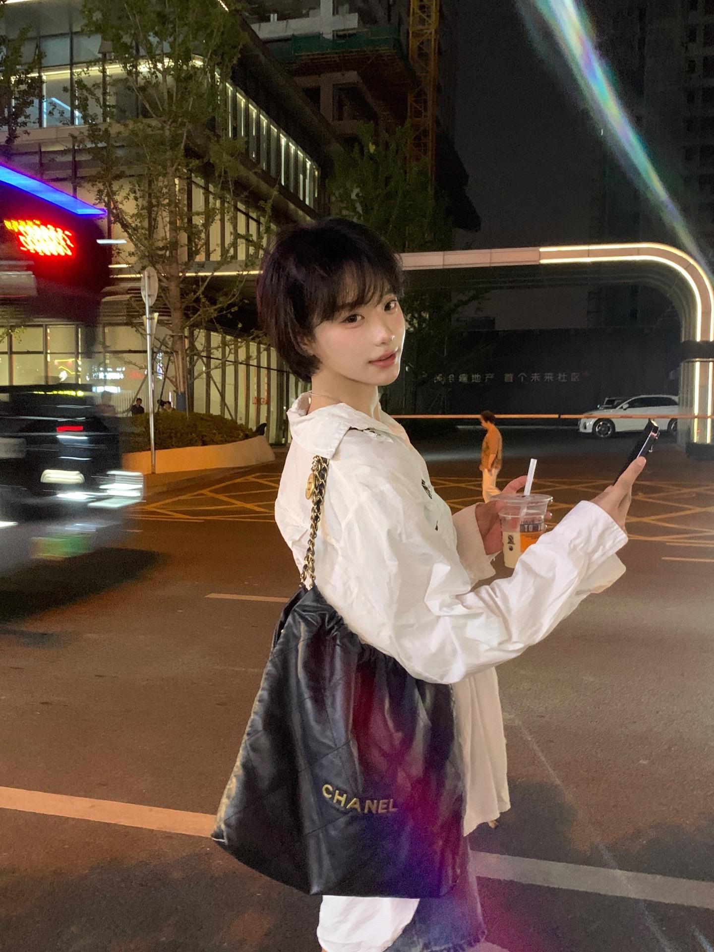 重逢的街头 心跳比我先认出你。