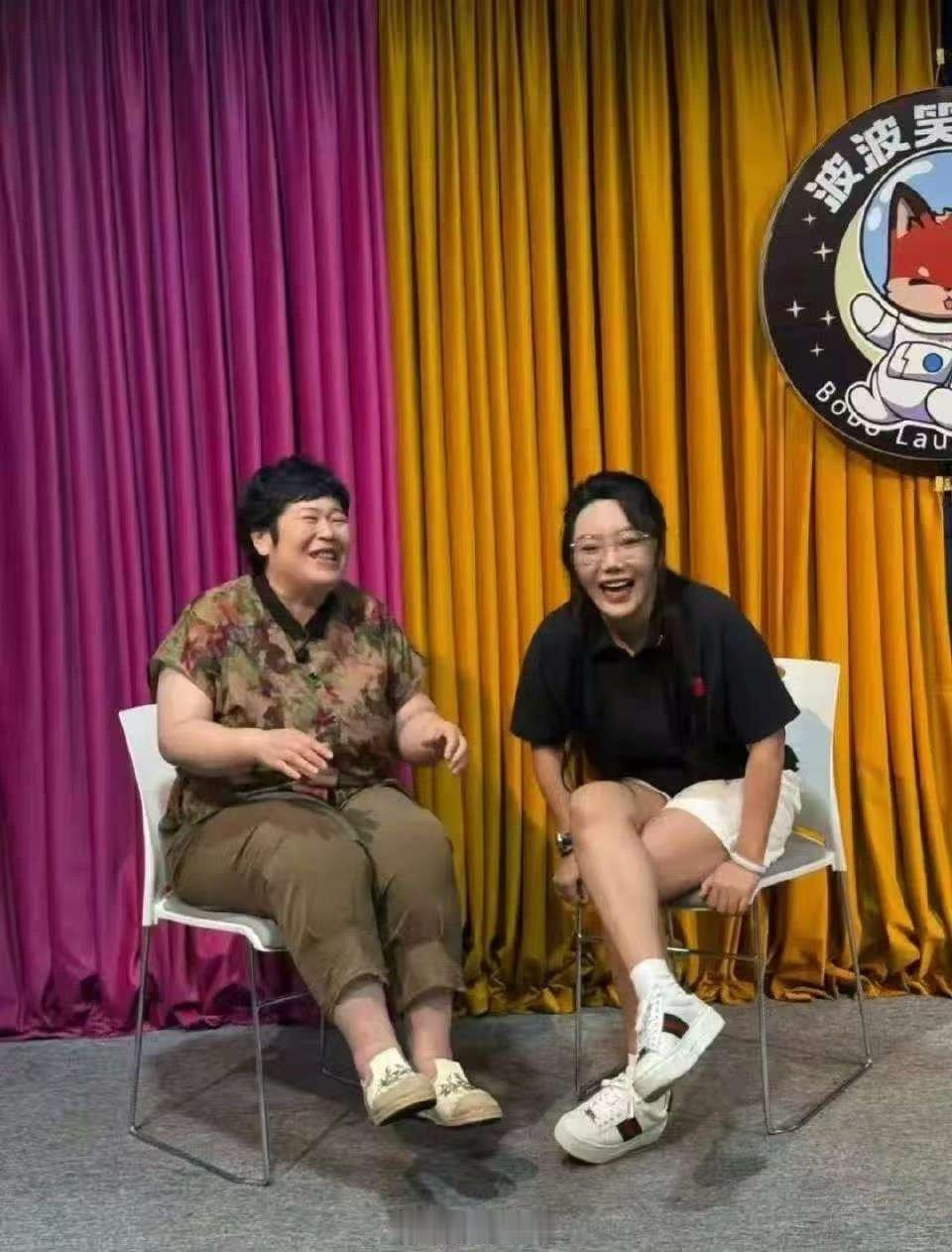 房主任穿旗袍原来是在致敬李波 房主任的旗袍造型让人眼前一亮，更让人感动的是背后那