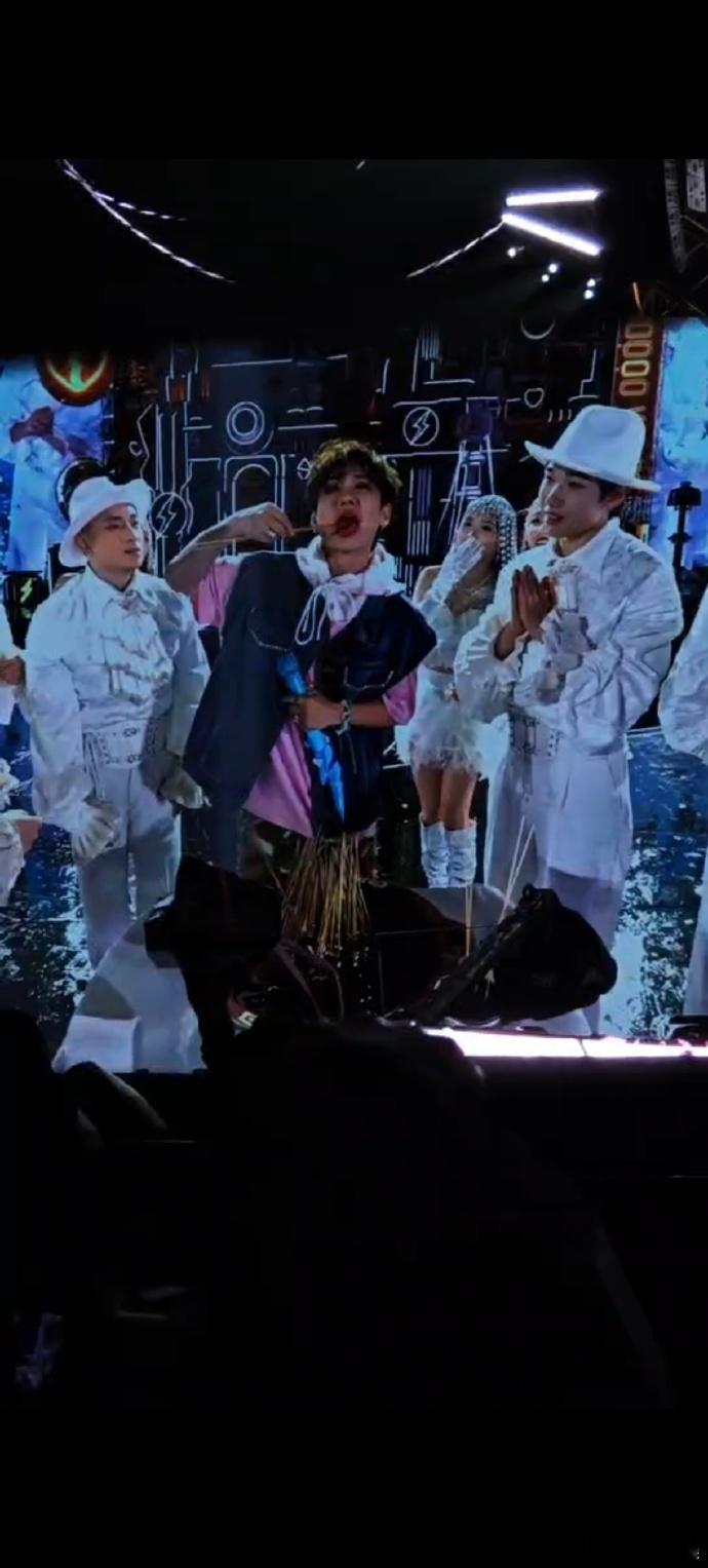 汪苏泷 我先吃为敬  十万伏特巡演重庆站，汪苏泷像是一个宝藏挖掘者，不断给我们挖