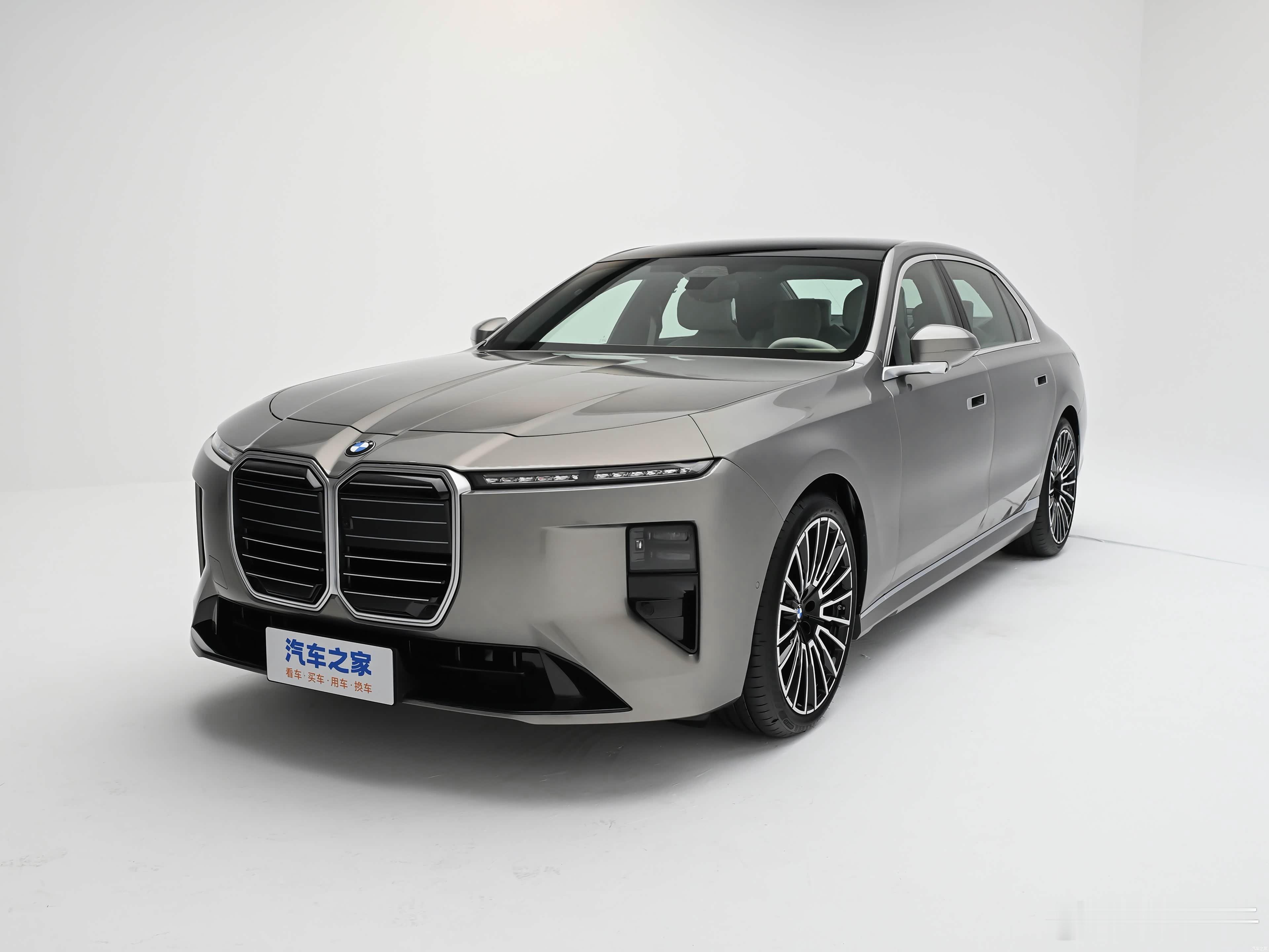 宝马G12能在销量上超过W222一段时间，不是偶然，而是通过好的设计比例和不错的