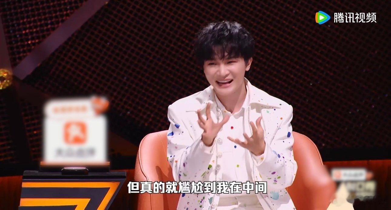 周深唱歌尴尬到想过去了周深唱到一半尴尬到浑身难受周深原来也有这样的尴尬经历嘛 
