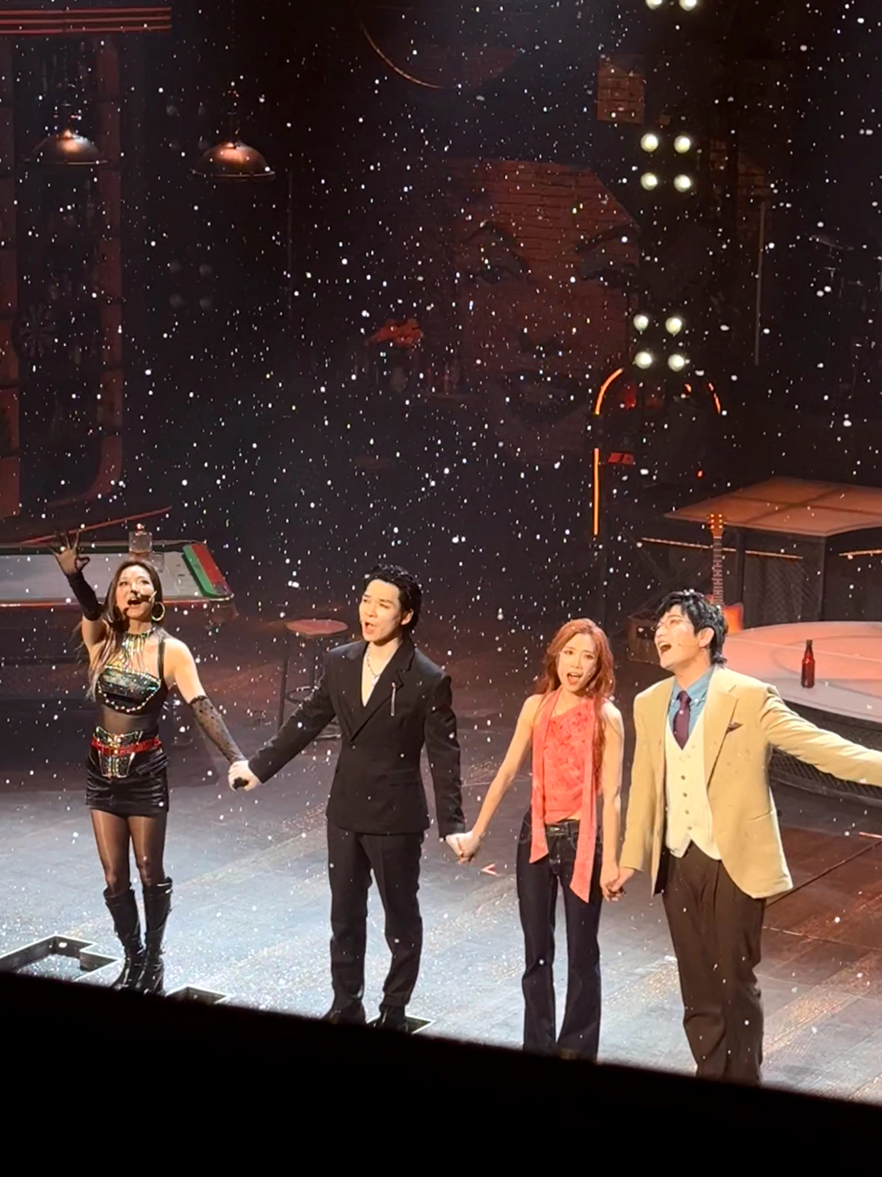 又听美了苏诗丁唱歌真的太有魅力了今天看完才发现之前看酒吧版纯是乱看之前感觉只看到