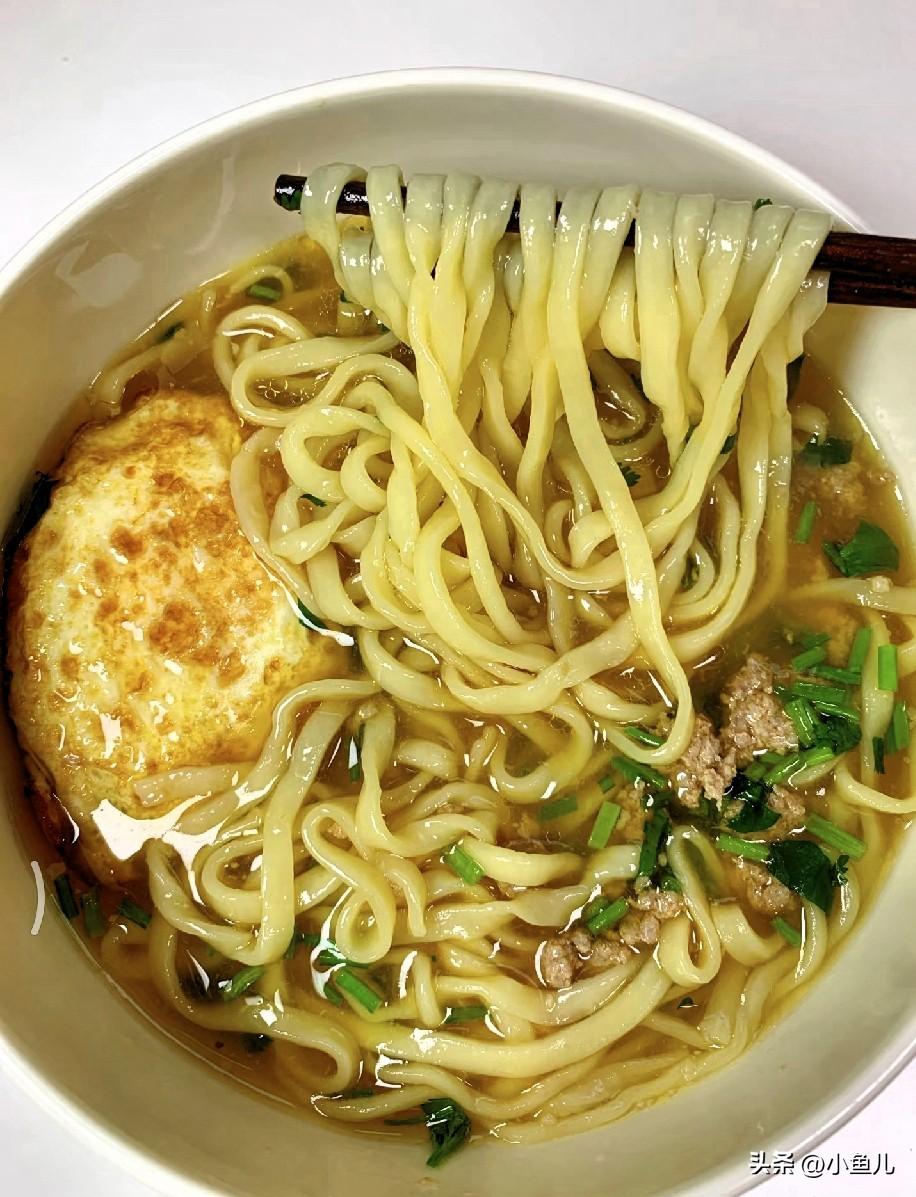 河南人不说吃晚饭，只说一句：喝汤！
 
不是真的只喝汤，面条、馒头、菜都齐活儿，