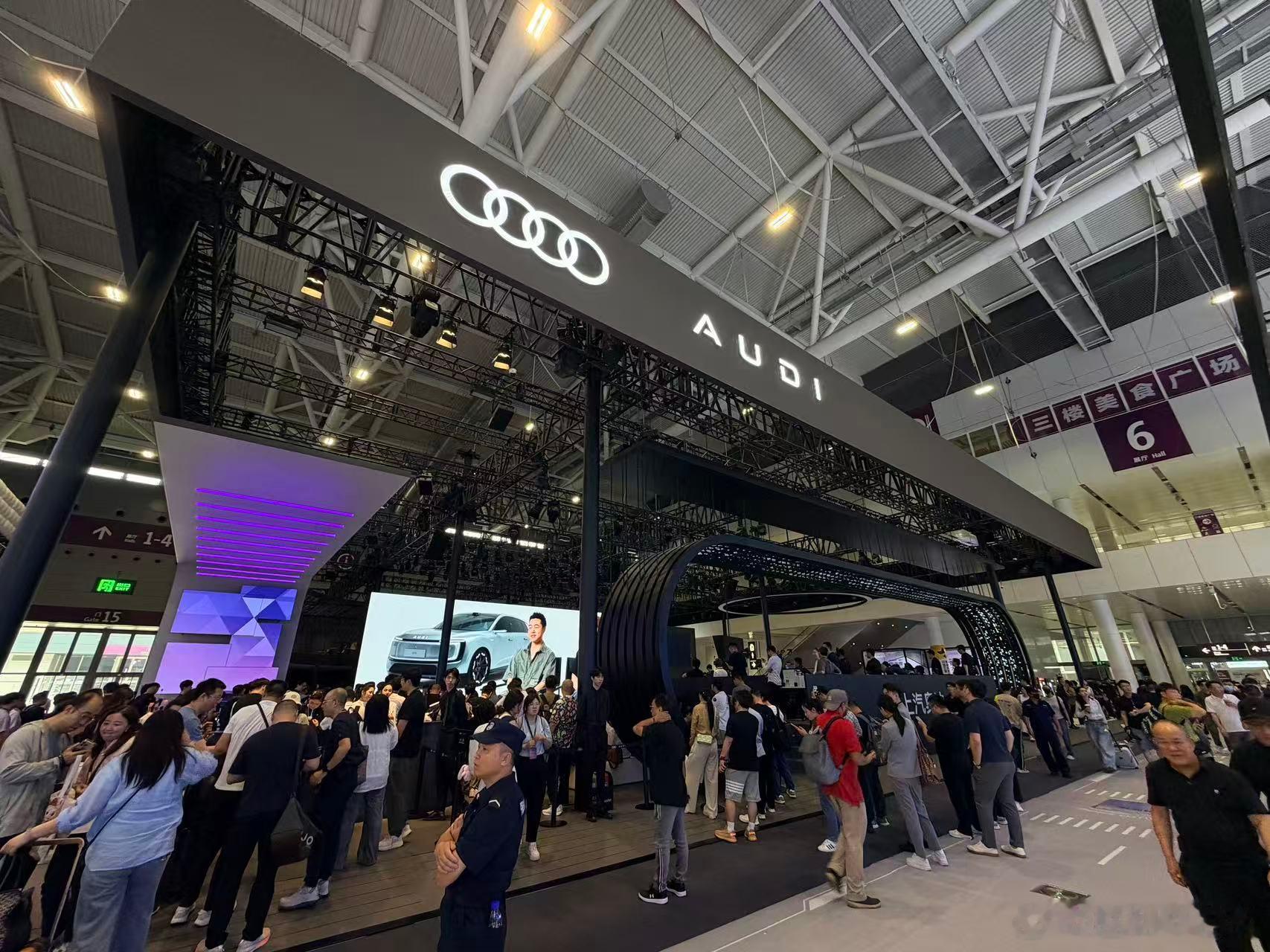 在奥迪展台逛了一会，E5 Sportback这车是真不错的科技感够强，底盘功底够