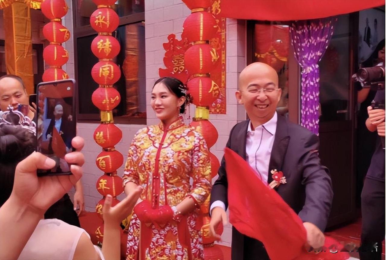 10亿导演的爱情反转，太现实了！

谁能想到啊！曾被村里人笑“丑到没人要”的巨兴