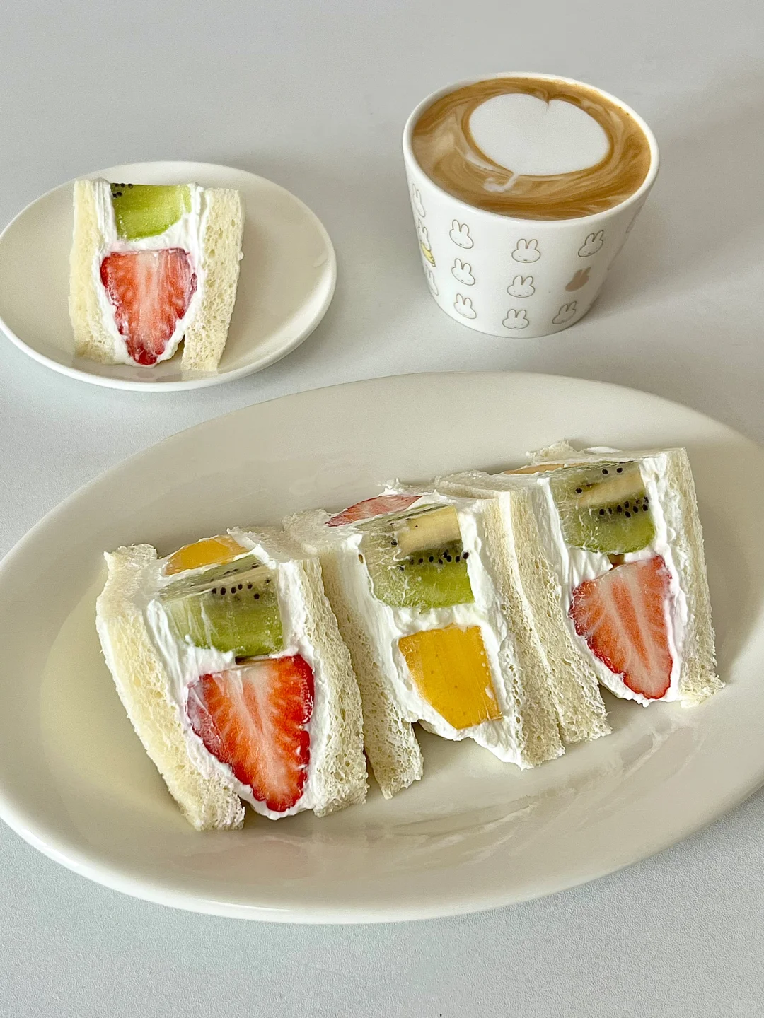 早餐|水果酸奶三明治🥪吃下一口春天🍓🥭🥝