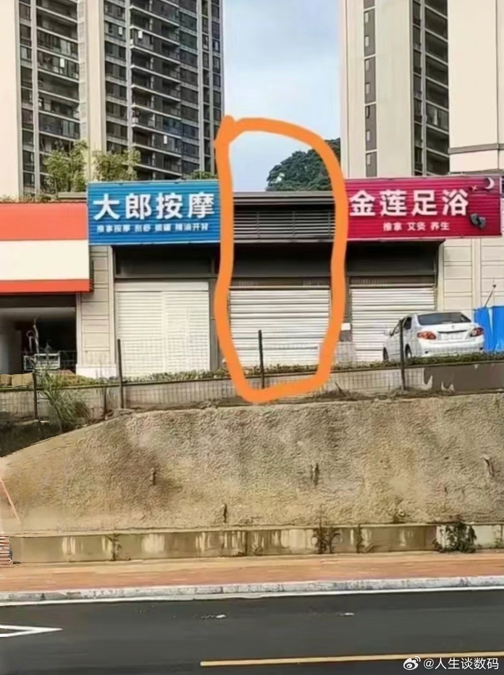 在线等，急急急......表弟租了一个门头，两边都已经开店了，想让帮忙起个名字。