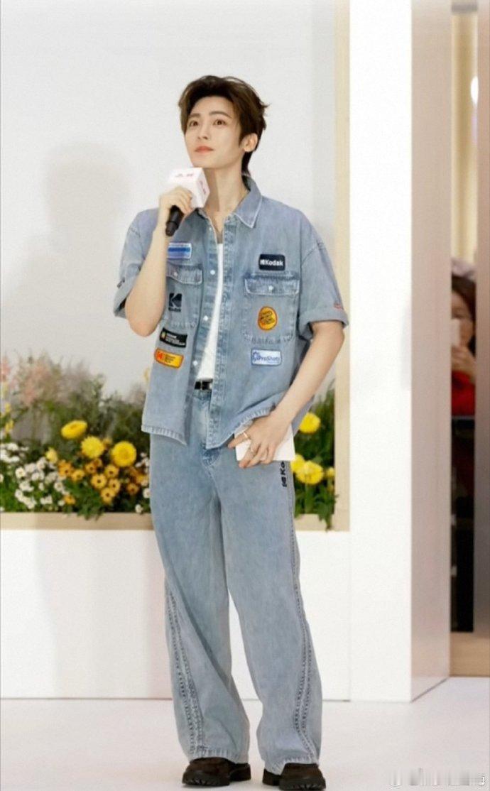 侯明昊线下造型好清爽侯明昊这身牛仔造型干净利落，少年感满满，像阳光清爽的男大学生