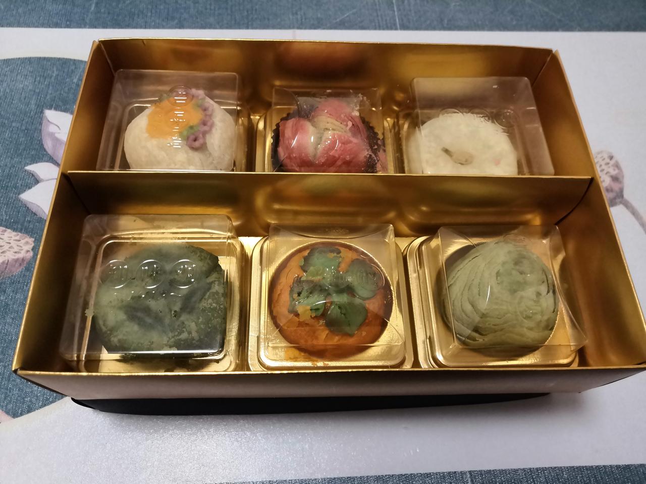 昨天下午，外出旅游的女儿回家了，还给我们带了一盒58元的糕点礼物。玩了这么久，女