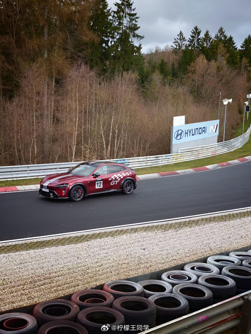 小米YU7GT新配色现身纽北没有伪装的小米YU7 GT亮相纽北赛道，看到第一眼就