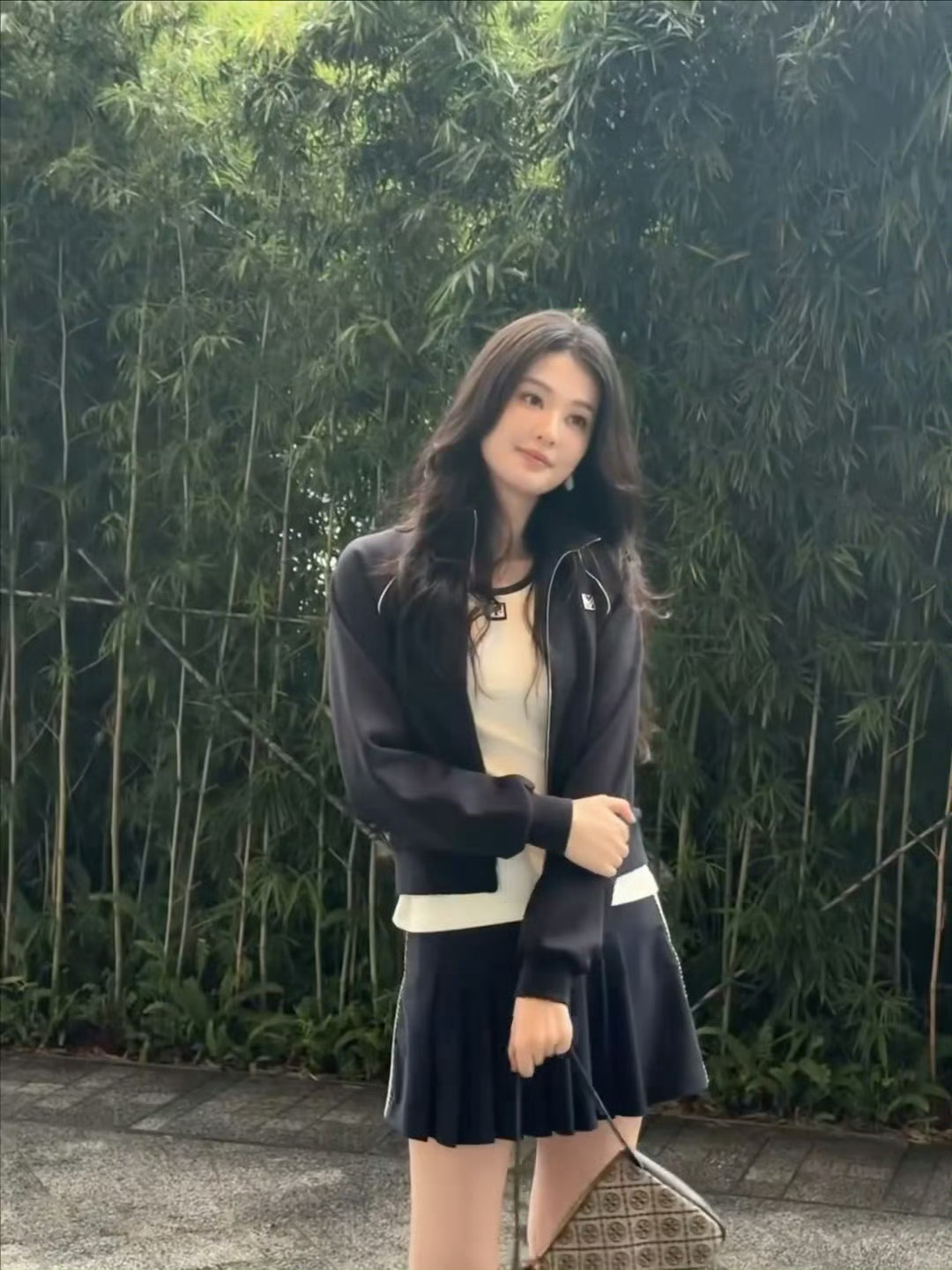 乔欣变美了新更的live日常也太漂亮了吧[好爱哦]！后几张港风feel直接拉满，