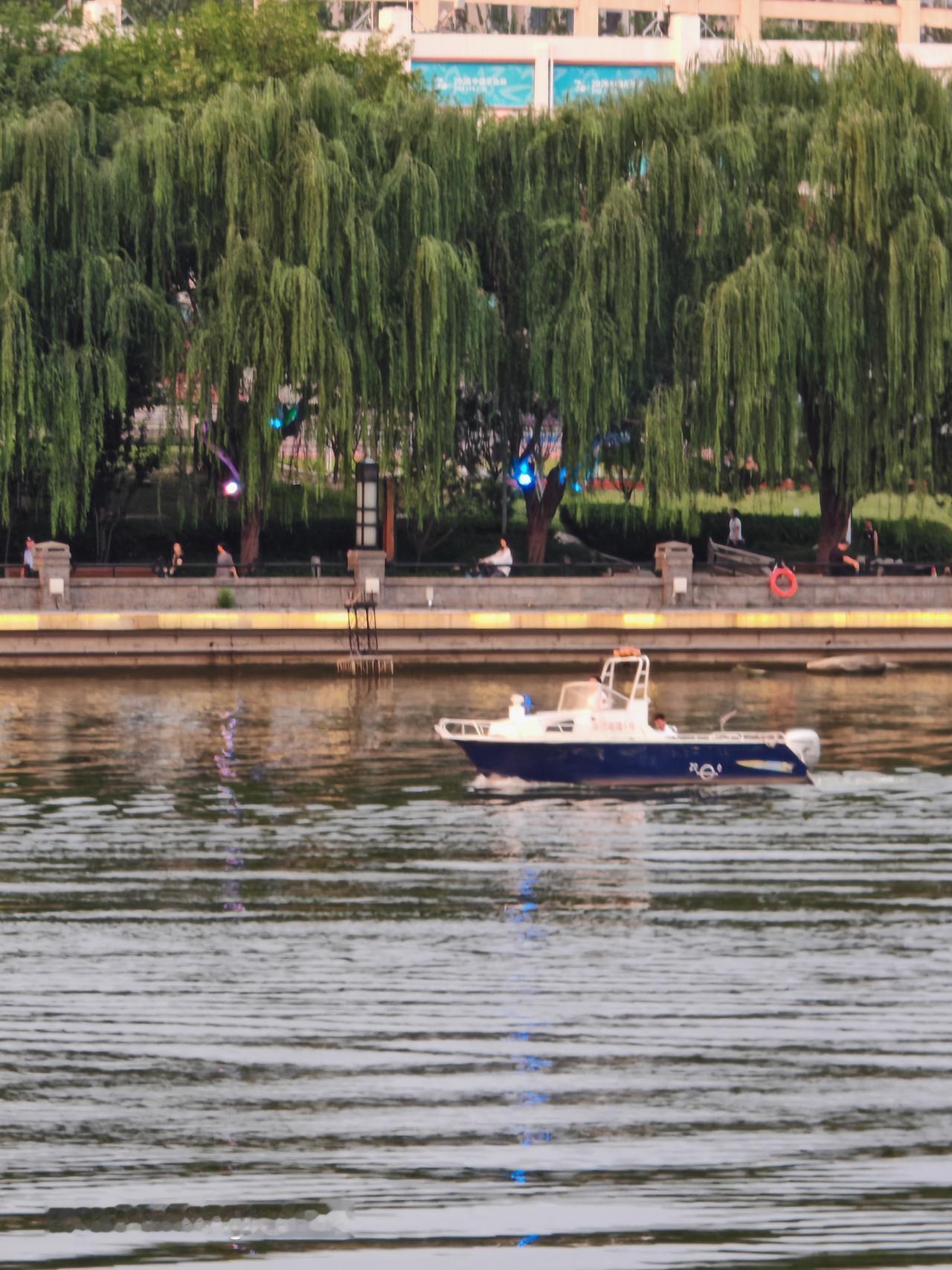 船在河上，人在画中游。北京通州大运河西岸看运河