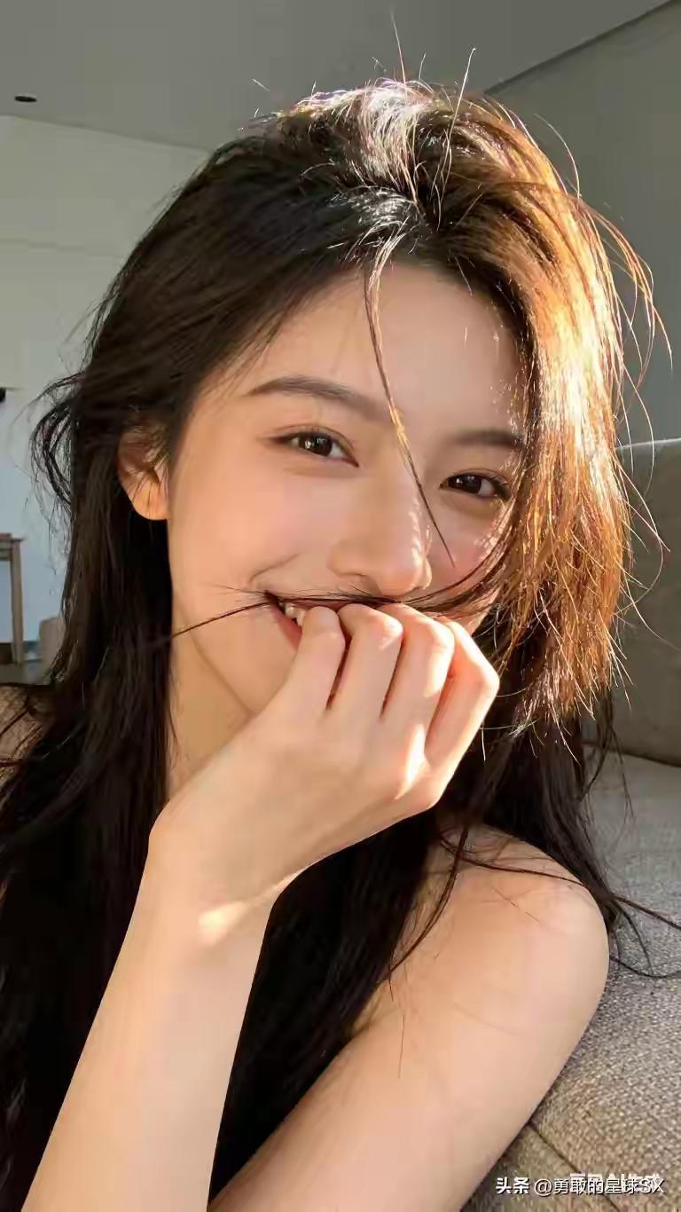 在街道上，突然看到一个女孩，阳光透过树叶的缝隙，轻柔地落在她的发丝上，泛着金色的