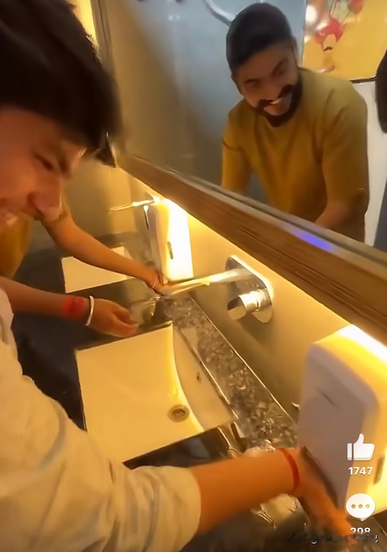 这俩印度哥们儿把日本人气的要死，竟然把卫生间的洗手液当玩具，反复的挤压浪费。最近