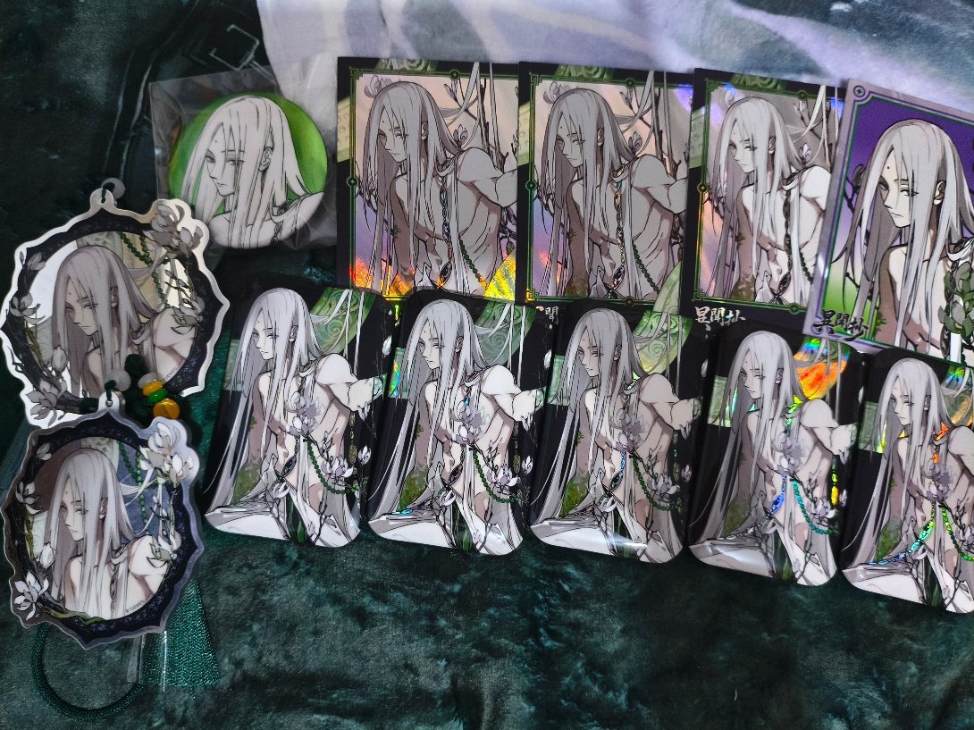 展示白毛魅魔男张灵玉 （？其实是灰毛来着柄图一会白一会儿灰的） 