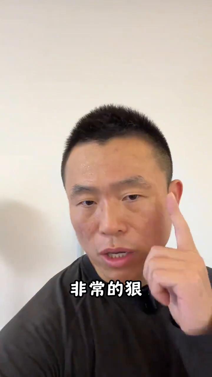 教你一招防身大摆拳。
普通人学会这一招，以后谁也不敢欺负你，非常简单实用。我就拿