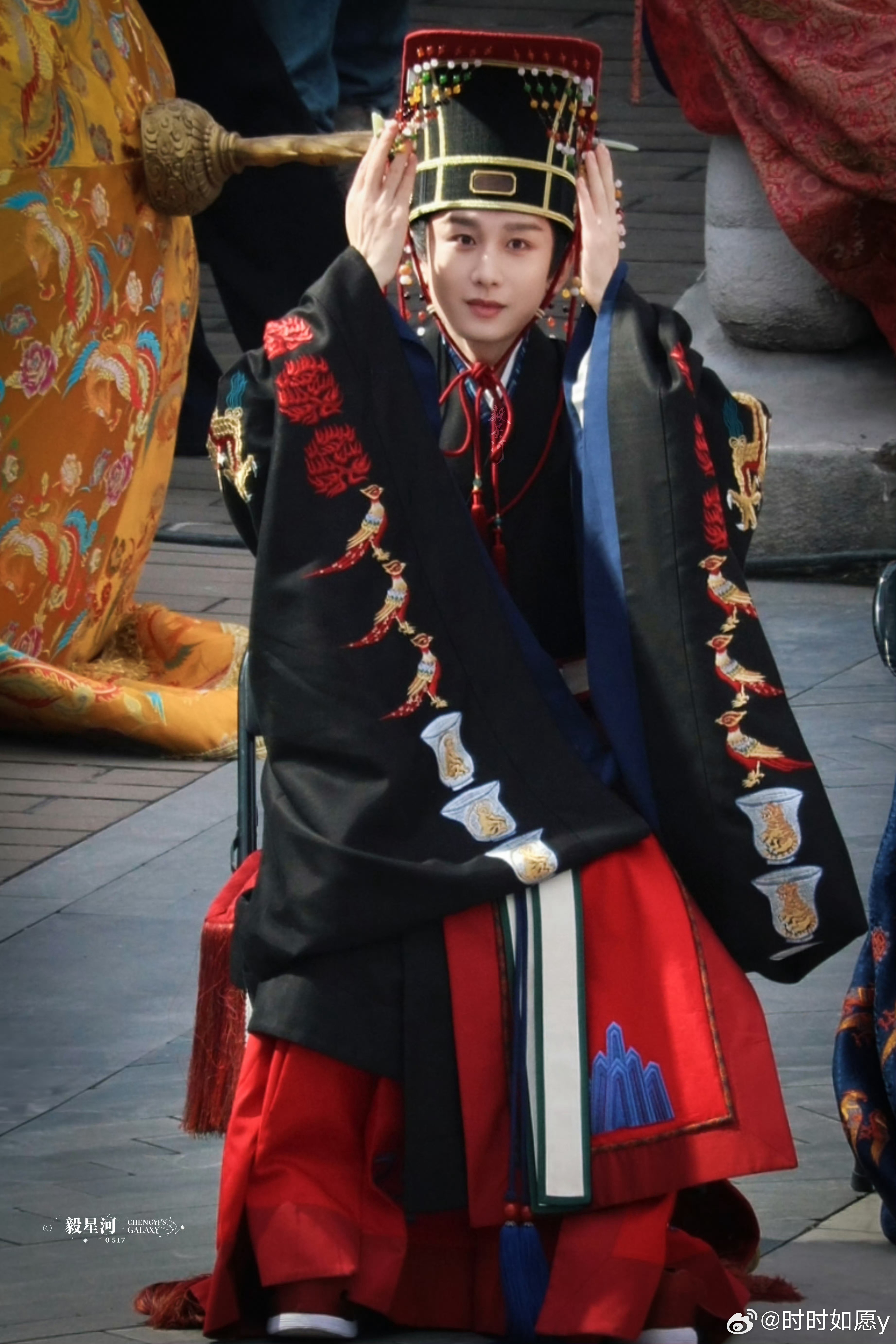 成毅两京十五日cy成毅朱瞻基捻二两上元月色，揉碎漫天星芒。撷十两潋滟春风，轻拢千