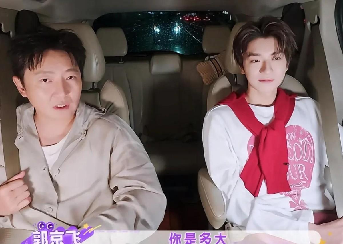 林一今年27，被郭京飞当面催婚，他笑着把姐姐生了三胎的事搬出来当挡箭牌。
可这话