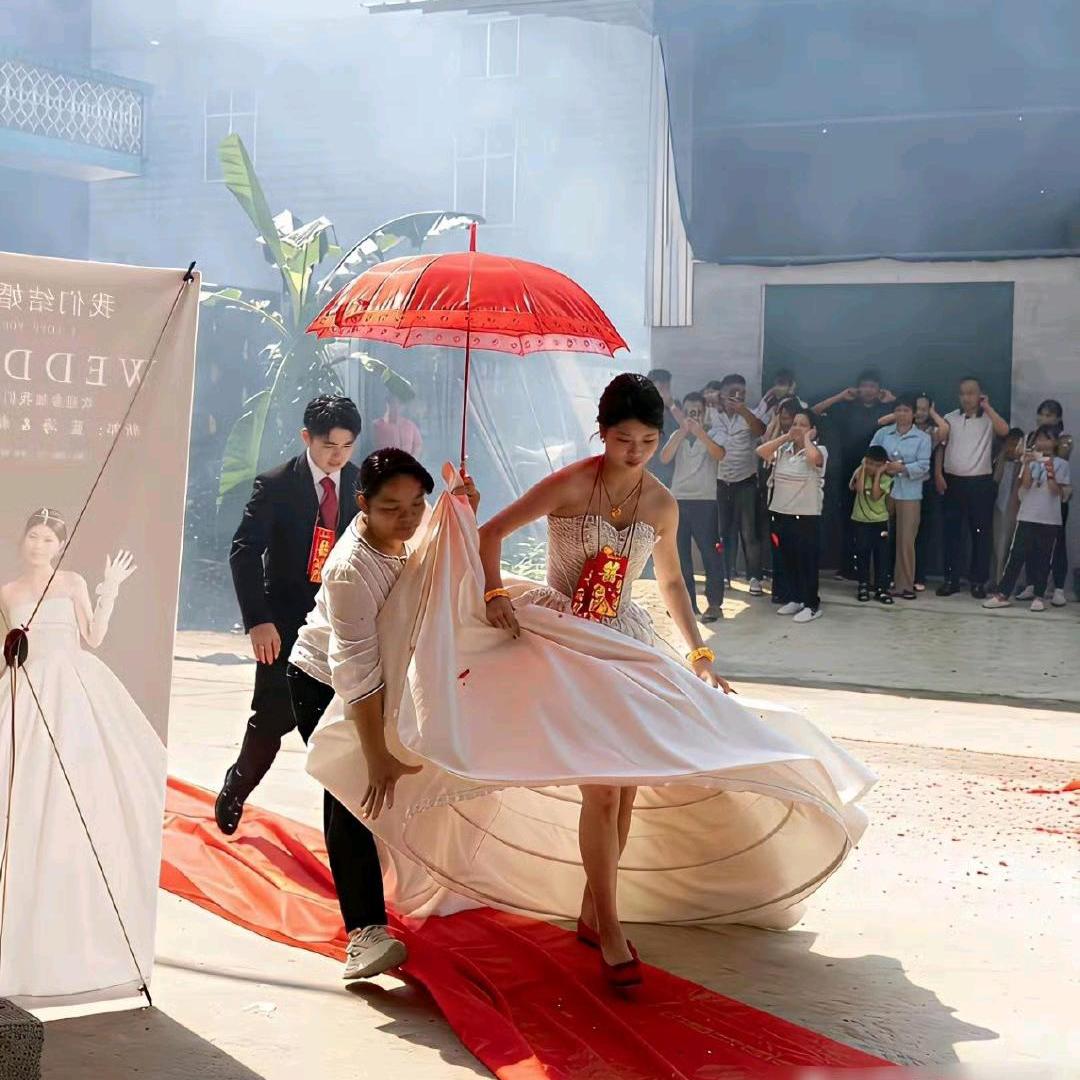 让你拉裙子没让你直接掀裙子，无语了

新娘此刻的无语大概能绕婚礼现场三圈——明明