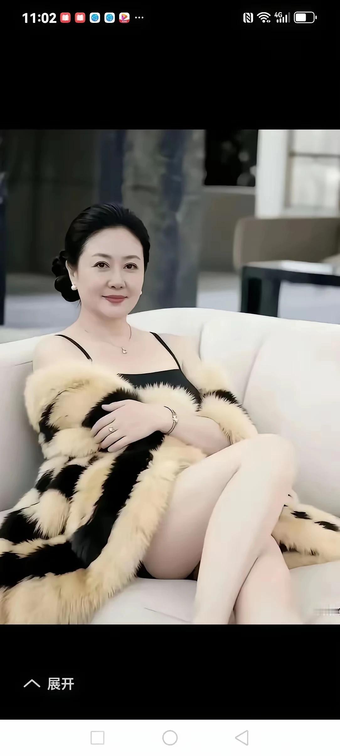 请问老阿姨，“你拍照的季节是冬季还是夏季？或许是感冒发烧在捂汗；虽然你细皮嫩肉，