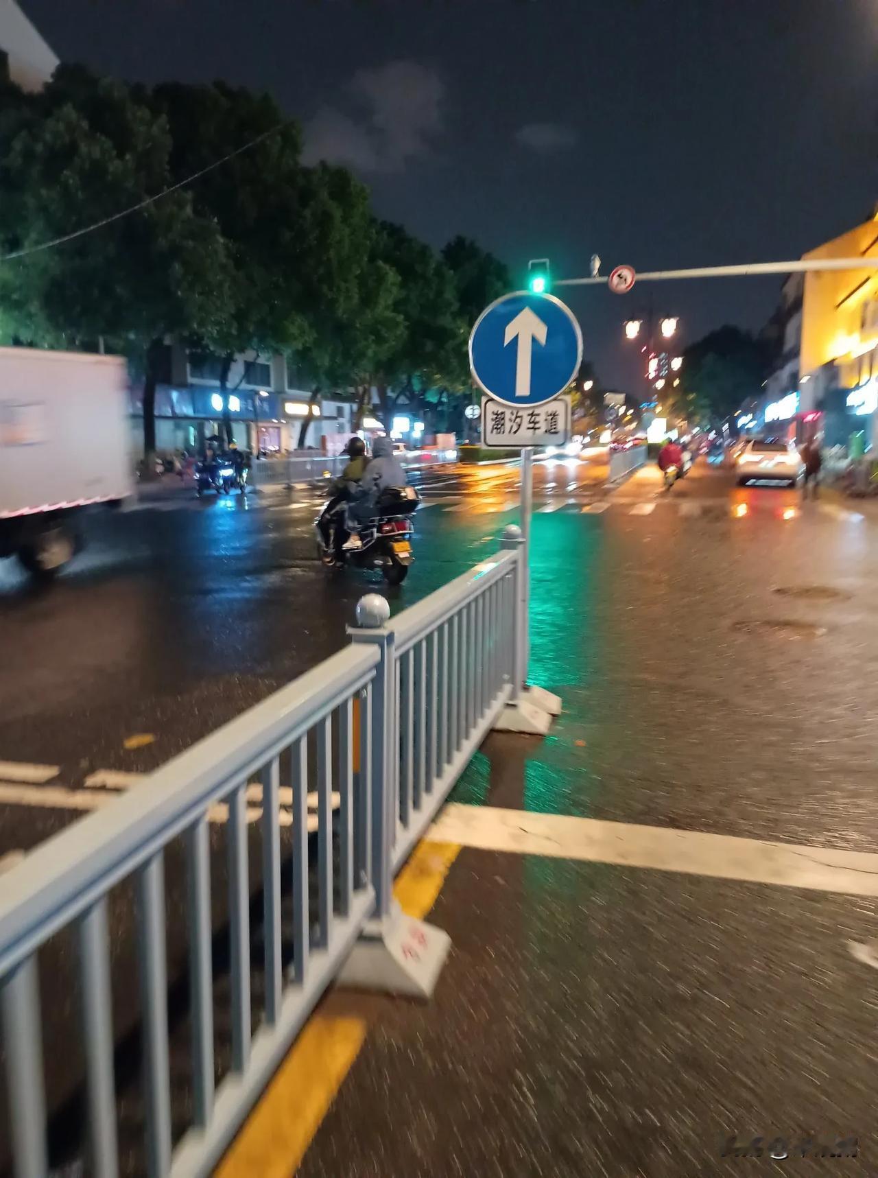 苏州姑苏区景德路吴趋坊路囗这块指示牌安装高度是否有问题？
这块“潮汐车道”长方形