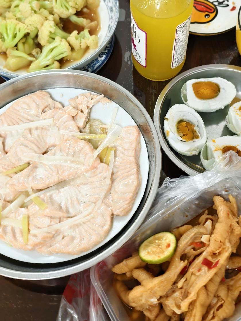 我认为中餐！中国人永远是吃中餐的胃口，西餐可以作为日常生活吃食的调剂品，不定时来