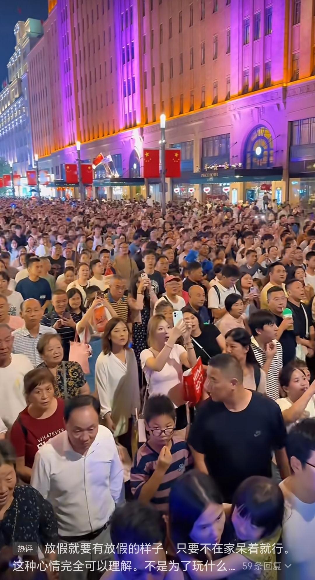 看看这场面，人山人海，你能理解吗？

——这是深圳的大梅沙旅游区，好多人啊！
—
