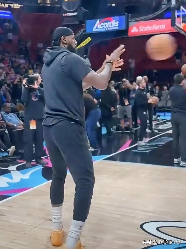 铁人啊，湖人背靠背作战，一个都不歇。

连赢三场西部主要竞争对手后，湖人全队这是